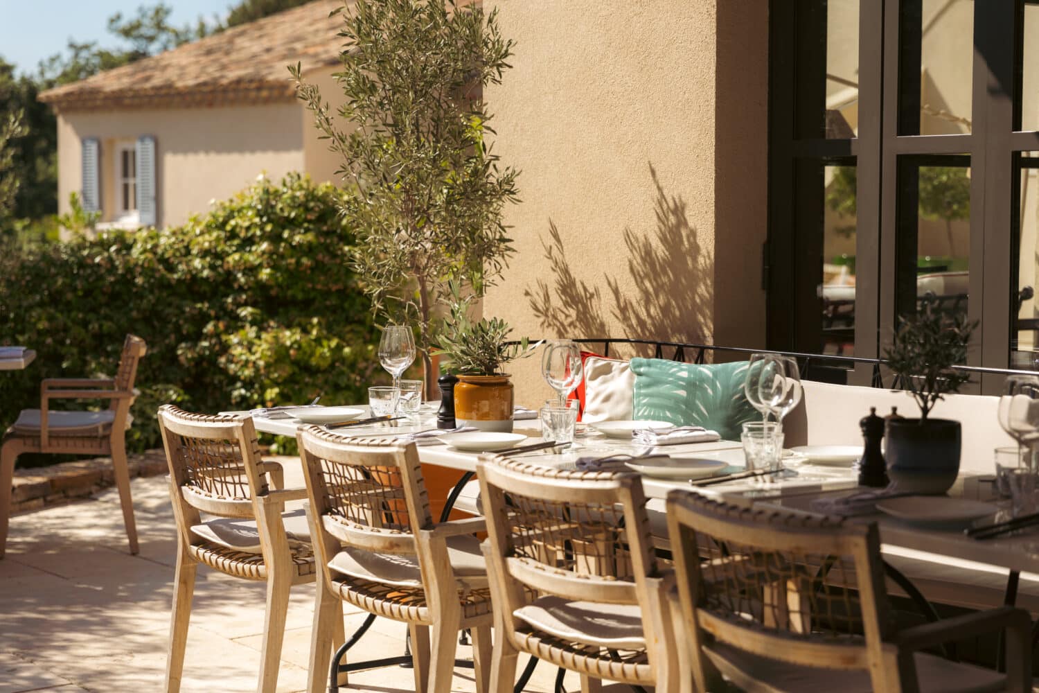 LouPinet table de huit en terrasse